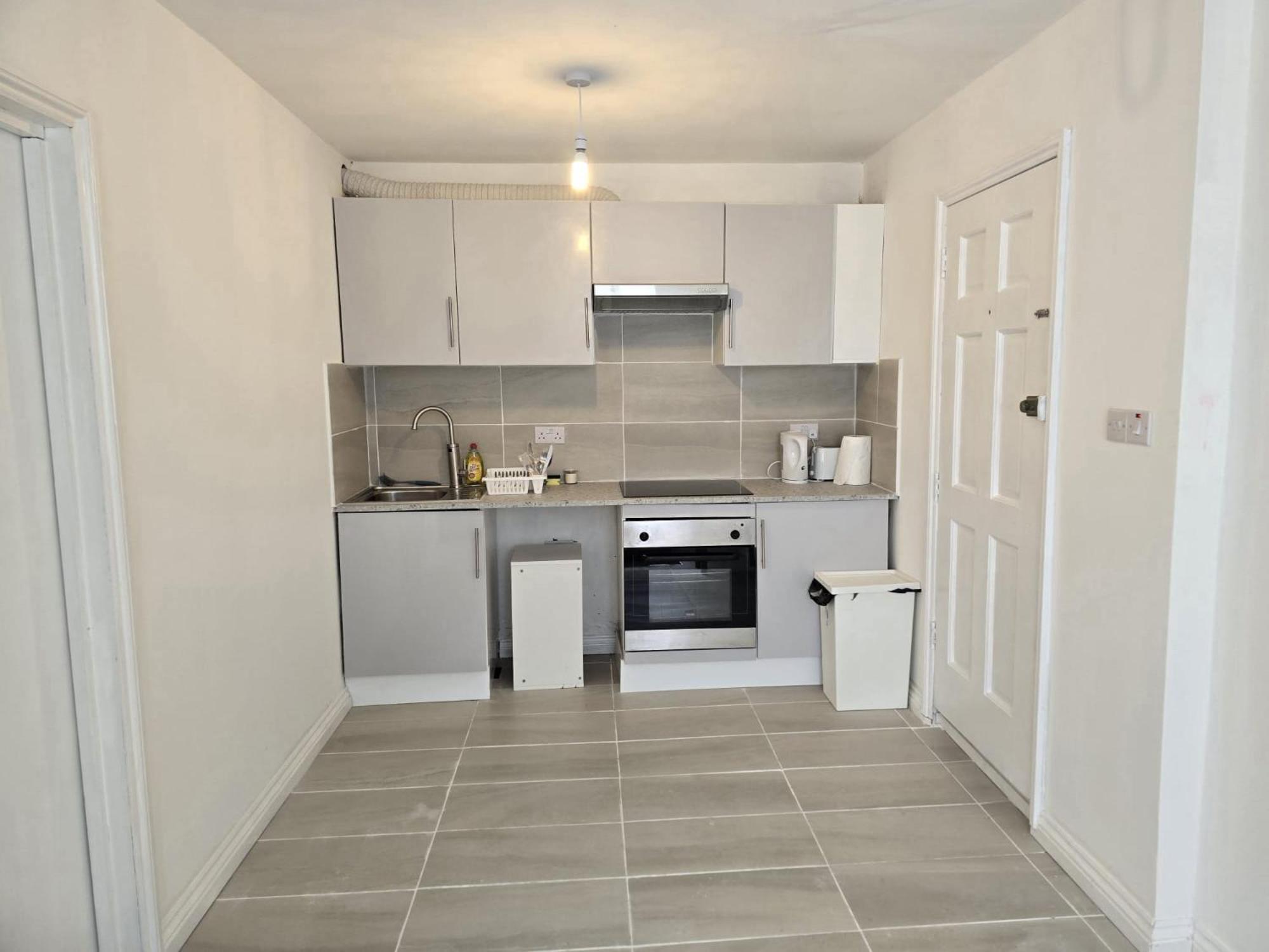 One Bedroom Flat Near Westfield Apartment London